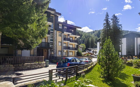 Le Betulle: Mobilia, Interior Design, Sedia, Pavimentazione, Tavolo, Ricorrere, Pavimento, Soffitto, Camera, Eco Hotel