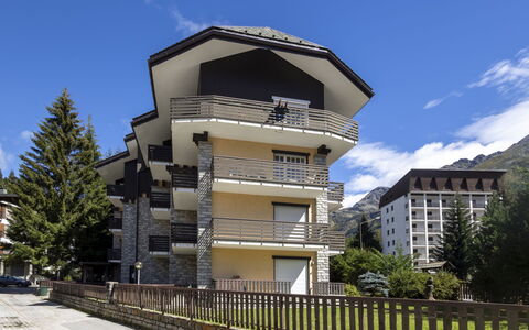 Le Betulle: Mobilia, Interior Design, Sedia, Pavimentazione, Tavolo, Ricorrere, Pavimento, Soffitto, Camera, Eco Hotel