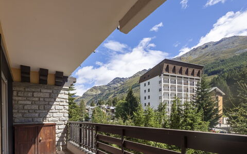 Le Betulle: Mobilia, Interior Design, Sedia, Pavimentazione, Tavolo, Ricorrere, Pavimento, Soffitto, Camera, Eco Hotel