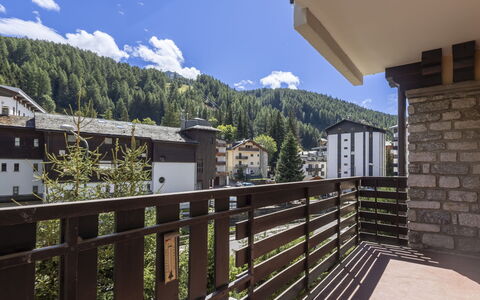 Le Betulle: Mobilia, Interior Design, Sedia, Pavimentazione, Tavolo, Ricorrere, Pavimento, Soffitto, Camera, Eco Hotel