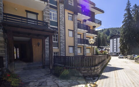 Le Betulle: Mobilia, Interior Design, Sedia, Pavimentazione, Tavolo, Ricorrere, Pavimento, Soffitto, Camera, Eco Hotel