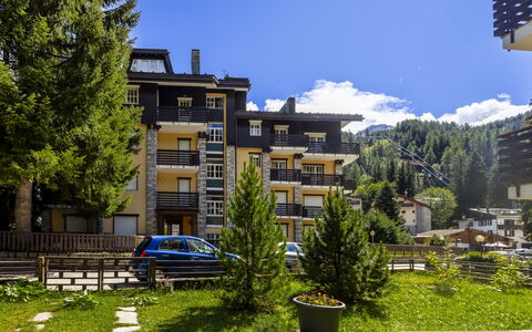 Le Betulle: Mobilia, Interior Design, Sedia, Pavimentazione, Tavolo, Ricorrere, Pavimento, Soffitto, Camera, Eco Hotel