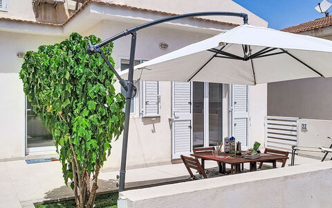 Dina Home: Mobilia, Interior Design, Sedia, Pavimentazione, Tavolo, Ricorrere, Pavimento, Soffitto, Camera, Eco Hotel