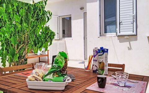 Dina Home: Mobilia, Interior Design, Sedia, Pavimentazione, Tavolo, Ricorrere, Pavimento, Soffitto, Camera, Eco Hotel