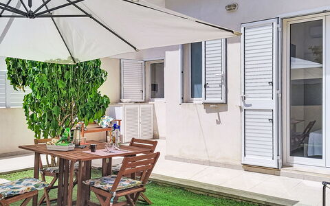 Dina Home: Mobilia, Interior Design, Sedia, Pavimentazione, Tavolo, Ricorrere, Pavimento, Soffitto, Camera, Eco Hotel