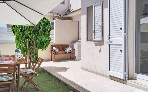 Dina Home: Mobilia, Interior Design, Sedia, Pavimentazione, Tavolo, Ricorrere, Pavimento, Soffitto, Camera, Eco Hotel