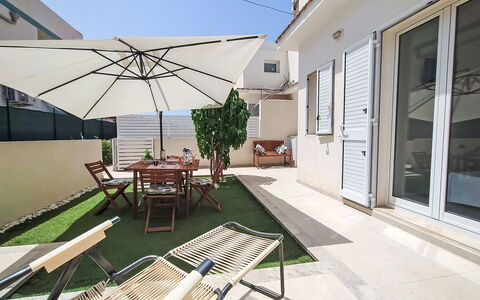 Dina Home: Mobilia, Interior Design, Sedia, Pavimentazione, Tavolo, Ricorrere, Pavimento, Soffitto, Camera, Eco Hotel