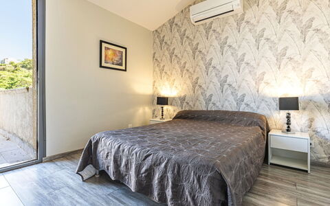 Villa Salario: Letto, Mobilia, Camera Da Letto, Interior Design, Pavimento, Parete, Pavimentazione, Legna, Lenzuolo, Bedding