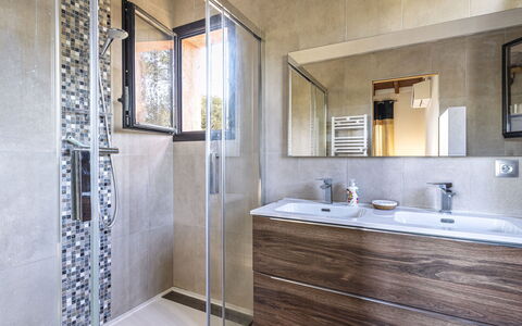 Villa Salario: Idraulico Fixture, Pavimentazione, Pavimento, Interior Design, Bagno, Mobiletto Del Bagno, Lavello, Rubinetto, Idraulico, Specchio