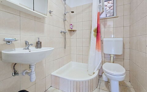 Marina Sevid 106: Bagno, Idraulico Fixture, Gabinetto, Toilet Seat, Pavimentazione, Pavimento, Interior Design, Lavandino Del Bagno, Lavello, Idraulico
