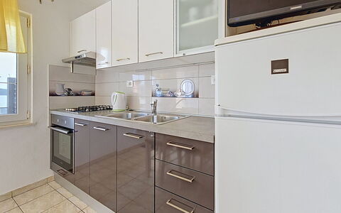 Marina Sevid 106: Elettrodomestico Da Cucina, Cucina, Controsoffitto, Apparecchio Major, Cabinetry, Pavimentazione, Legna, Mobilia, Interior Design, Elettrodomestico
