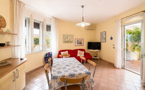 Villa Sandra: Pavimentazione, Pavimento, Casa, Porta, Appartamento, Sedia, Pianta Della Casa, Cucina & Sala Da Pranzo Tavolo, Balcone