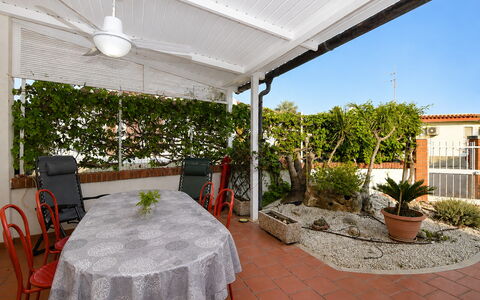 Villa Sandra: Mobilia, Vaso Di Fiori, Casa, Shade, Sedia, Pianta Della Casa, Mobili Da Esterno, Giardino, Struttura Esterna