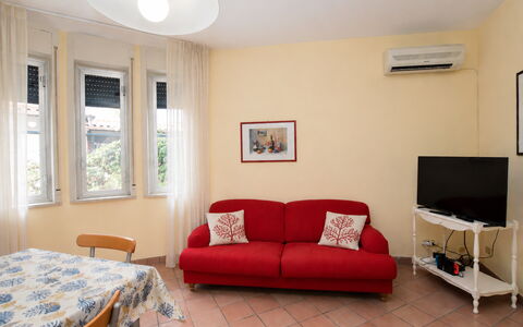 Villa Sandra: Mobilia, Interior Design, Pavimentazione, Pavimento, Camera, Divano, Appartamento, Soggiorno, Cornice, Casa