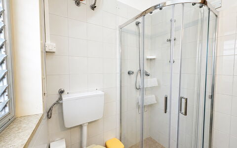 Villa Sandra: Bagno, Idraulico Fixture, Gabinetto, Toilet Seat, Lavandino Del Bagno, Pavimentazione, Interior Design, Pavimento, Idraulico, Lavello