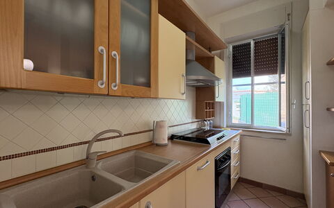 Villa Sandra: Cucina, Controsoffitto, Elettrodomestico Da Cucina, Apparecchio Major, Lavandino Della Cucina, Cabinetry, Legna, Pavimentazione, Interior Design, Idraulico Fixture