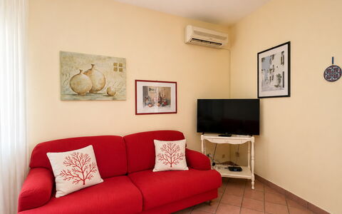 Villa Sandra: Mobilia, Interior Design, Pavimentazione, Divano, Pavimento, Camera, Cornice, Soggiorno, Tavolo, Illuminazione