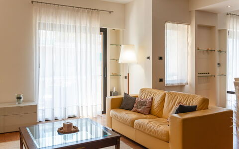 Lory House: Mobilia, Interior Design, Pavimentazione, Pavimento, Divano, Parete, Soggiorno, Legna, Camera, Soffitto