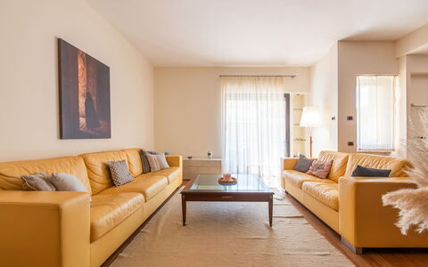 Lory House: Mobilia, Interior Design, Pavimentazione, Divano, Pavimento, Parete, Legna, Camera, Soggiorno, Soffitto
