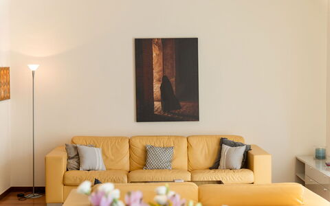 Lory House: Mobilia, Parete, Interior Design, Divano, Legna, Giallo, Pavimentazione, Soggiorno, Pavimento, Camera
