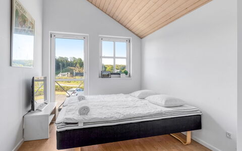 Alli - 100M from the Sea: Legna, Camera Da Letto, Pavimentazione, Pavimento, Letto, Interior Design, Telaio Del Letto, Pavimento In Legno, Bedding, Camera