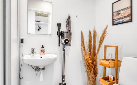 Alli - 100M from the Sea: Toilet Seat, Idraulico Fixture, Parete, Bagno, Gabinetto, Interior Design, Pavimentazione, Pavimento, Lavello, Idraulico
