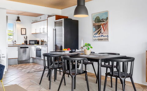 Alli - 100M from the Sea: Mobilia, Interior Design, Pavimentazione, Sedia, Legna, Tavolo, Cucina & Sala Da Pranzo Tavolo, Sala Da Pranzo, Pavimento, Soffitto
