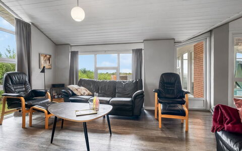 Nandolf - 200M to the Fjord: Mobilia, Interior Design, Pavimentazione, Divano, Pavimento, Legna, Soffitto, Pavimento In Legno, Soggiorno, Appartamento