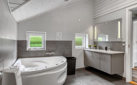Nandolf - 200M to the Fjord: Idraulico Fixture, Pavimentazione, Interior Design, Soffitto, Pavimento, Lavello, Bagno, Rubinetto, Idraulico, Casa