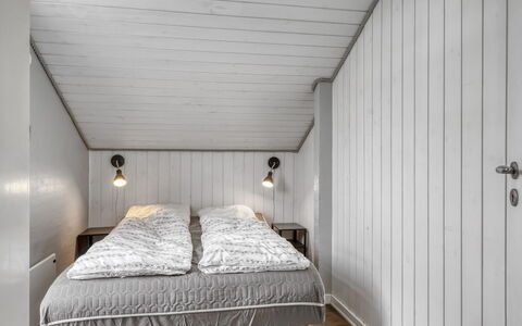 Nandolf - 200M to the Fjord: Legna, Pavimentazione, Soffitto, Camera Da Letto, Pavimento, Interior Design, Lenzuolo, Letto, Bedding, Telaio Del Letto