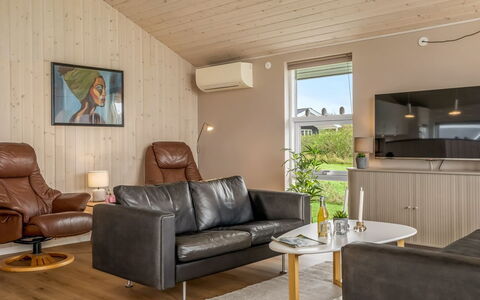 Clarice - 250M to the Fjord: Interior Design, Pavimentazione, Legna, Soffitto, Pavimento, Mobilia, Soggiorno, Camera, Divano, Pavimento In Legno