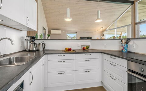 Clarice - 250M to the Fjord: Cucina, Controsoffitto, Interior Design, Legna, Pavimentazione, Soffitto, Cabinetry, Elettrodomestico Da Cucina, Lavandino Della Cucina, Lavello