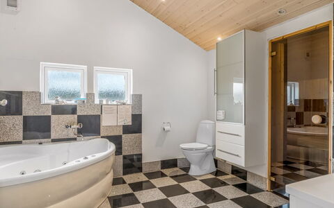 Clarice - 250M to the Fjord: Pavimentazione, Pavimento, Idraulico Fixture, Interior Design, Soffitto, Bagno, Idraulico, Piastrella, Materiale Composito, Camera