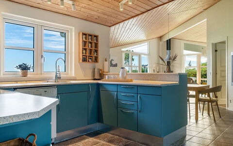 Heilo - from the Sea: Mobilia, Controsoffitto, Interior Design, Cabinetry, Pavimentazione, Cucina, Legna, Soffitto, Pavimento, Elettrodomestico Da Cucina