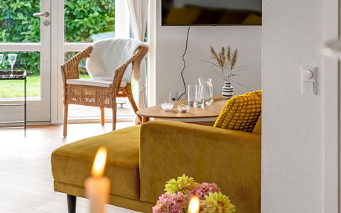Heilo - from the Sea: Mobilia, Interior Design, Pavimentazione, Pavimento, Parete, Legna, Casa, Divano, Soggiorno, Giallo