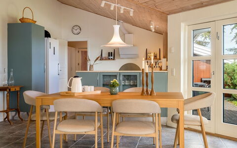 Heilo - from the Sea: Mobilia, Interior Design, Sala Da Pranzo, Pavimentazione, Sedia, Legna, Cucina & Sala Da Pranzo Tavolo, Tavolo, Pavimento, Lampada