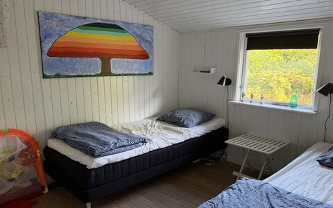 Grith - 740M to the Fjord: Legna, Camera Da Letto, Mobilia, Letto, Pavimento, Lenzuolo, Bedding, Telaio Del Letto, Biancheria, Latifoglie