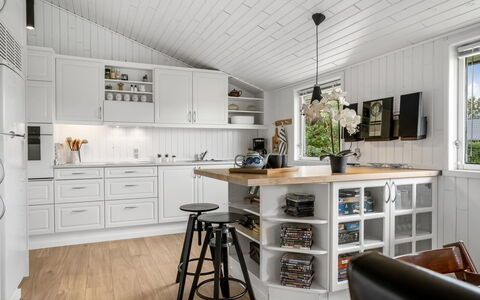 Grith - 740M to the Fjord: Cucina, Controsoffitto, Interior Design, Cabinetry, Legna, Pavimentazione, Elettrodomestico Da Cucina, Soffitto, Mobilia, Lampada