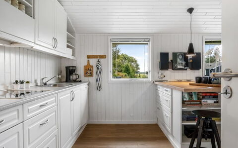 Grith - 740M to the Fjord: Legna, Cucina, Pavimentazione, Interior Design, Controsoffitto, Pavimento, Cabinetry, Elettrodomestico Da Cucina, Casa, Apparecchio Major