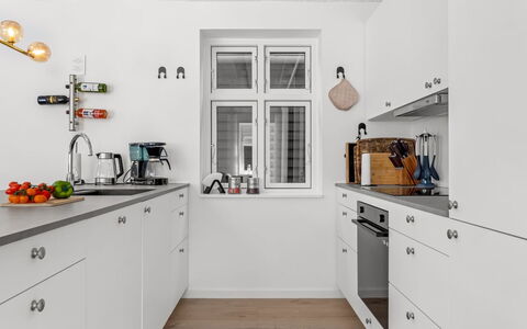 Judyta - 500M from the Sea: Cucina, Elettrodomestico Da Cucina, Controsoffitto, Pavimentazione, Cabinetry, Apparecchio Major, Interior Design, Legna, Pavimento, Elettrodomestico