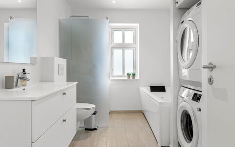 Judyta - 500M from the Sea: Interior Design, Pavimentazione, Lavatrice, Pavimento, Idraulico Fixture, Soffitto, Mobiletto Del Bagno, Lavello, Bagno, Rubinetto
