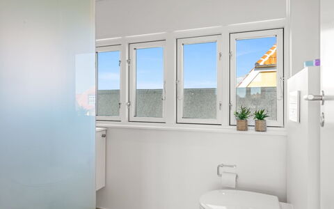 Judyta - 500M from the Sea: Vegetazione, Arbusto, Primavera, Villetta, Giardino, Shade, Backyard, Cortile, Sedia