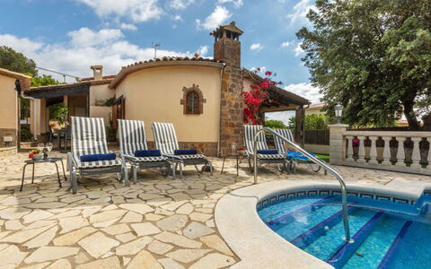 Marsa: Vegetazione, Arbusto, Primavera, Villetta, Giardino, Shade, Backyard, Cortile, Sedia