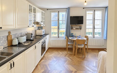Le Petit Trouville: Tetto, Casa, Zona Residenziale, Casa, Estate, Villetta, Design