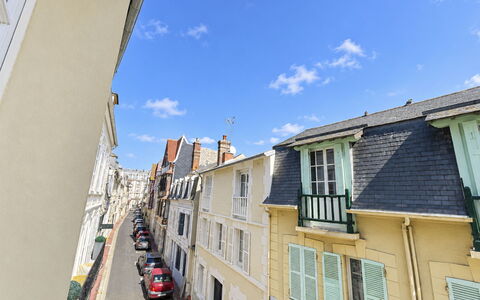 Le Petit Trouville: Tetto, Casa, Zona Residenziale, Casa, Estate, Villetta, Design