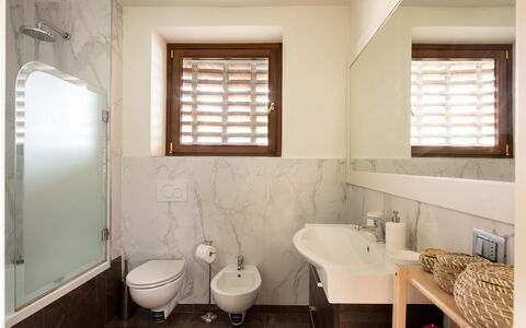 Villa Casabada: Lavandino Del Bagno, Pavimentazione, Idraulico Fixture, Interior Design, Lavello, Bagno, Parete, Pavimento, Rubinetto, Idraulico