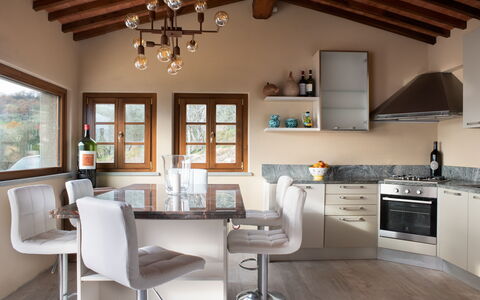 Villa Casabada: Mobilia, Interior Design, Cucina, Controsoffitto, Pavimentazione, Lampada, Legna, Cabinetry, Soffitto, Casa