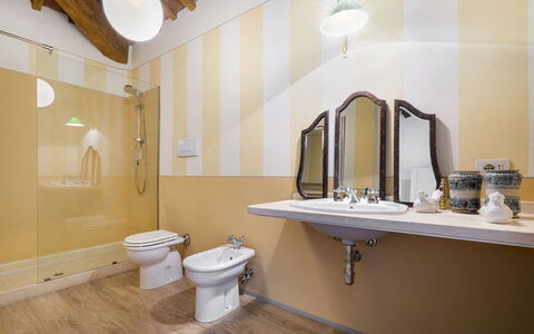 Villa Bellaria, Private Pool, Bolgheri: Pavimentazione, Interior Design, Idraulico Fixture, Pavimento, Soffitto, Rubinetto, Idraulico, Bagno, Lavello, Casa