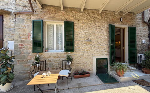 Casa di Mario: Parete, Legna, Porta, Vaso Di Fiori, Casa, Brick, Pianta Della Casa, Porta A Casa, Mobili Da Esterno, Balcone