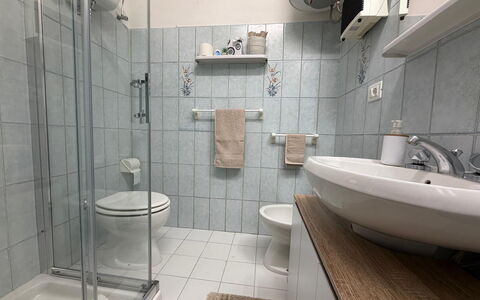 Casa di Mario: Bagno, Lavandino Del Bagno, Idraulico Fixture, Toilet Seat, Lavello, Pavimentazione, Gabinetto, Pavimento, Interior Design, Rubinetto